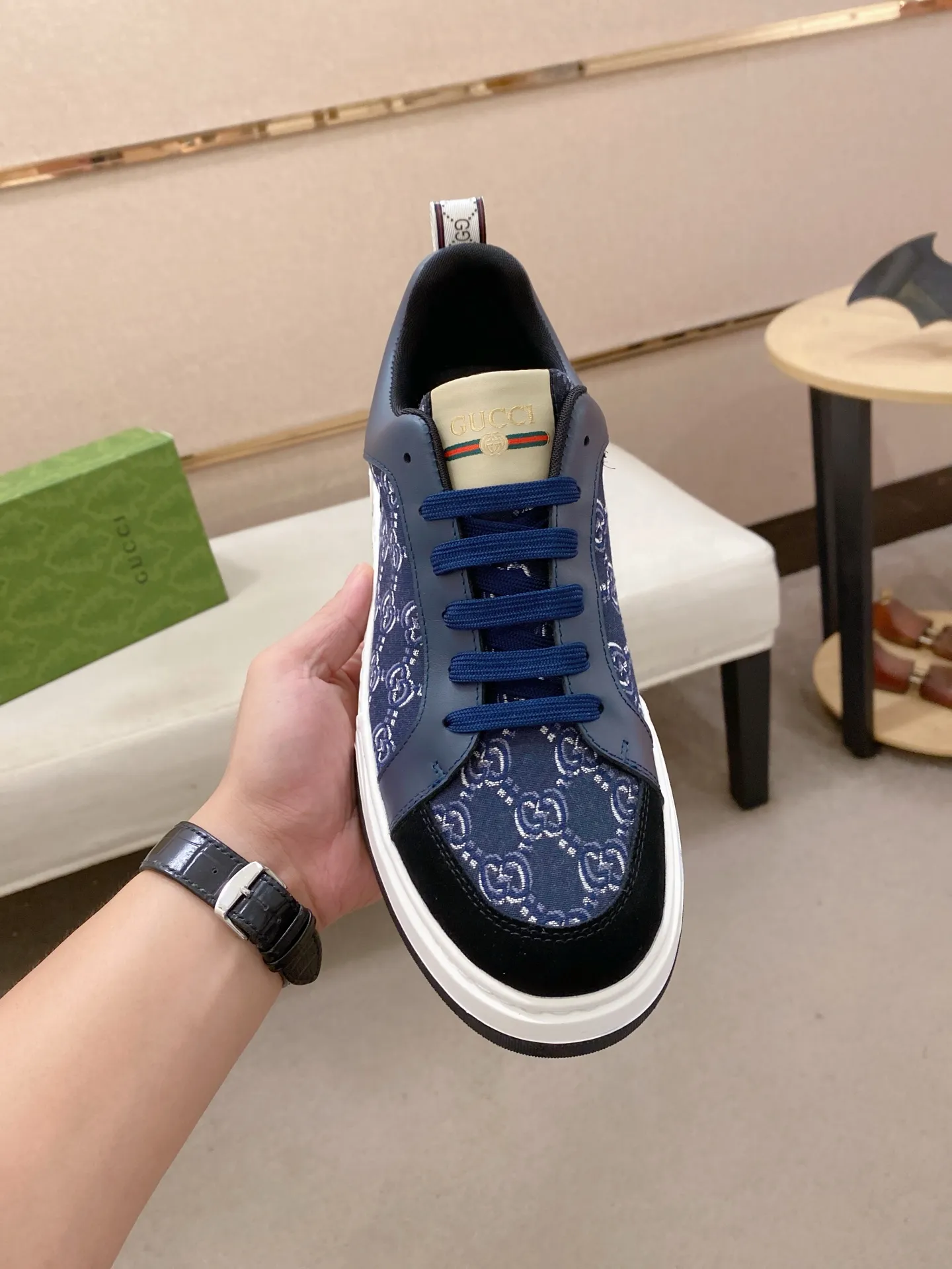 Men's shoes 💰 420 💰 High-quality new GUCCI counters are launched simultaneously. The new men's shoes, 😘fabrics are selected from imported cowhide, and the lining is sheepskin lining. 👍🏿 High-end ☄️ air-cushion molded anti-slip rubber outsole, exquisite lines, simple and elegant, comfortable and high-end for leisure travel. Code number: 38 to 44 (45 can be customized and cannot be returned or exchanged)